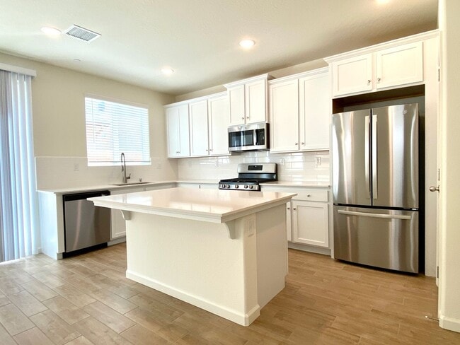 Building Photo - $2,350 Clinton & Armstrong, 4 Bed, Gated Community Pool & Solar - E Riesling Dr, Fresno