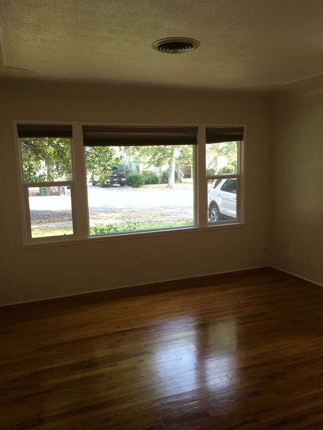 Building Photo - Charming home in Garden Tract- $300 free r...