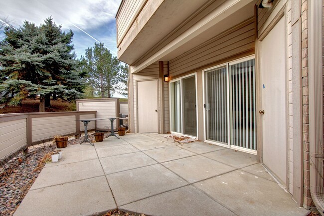 Building Photo - Ready now Plum Creek condo close to downto...