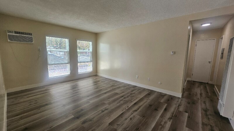 Building Photo - 815 N Benton Way