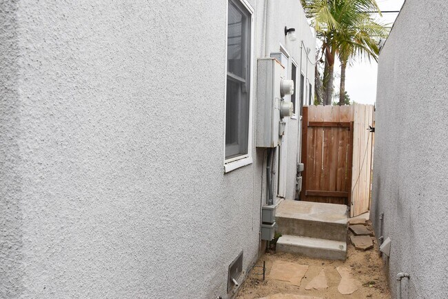 Building Photo - Palm (817-819)