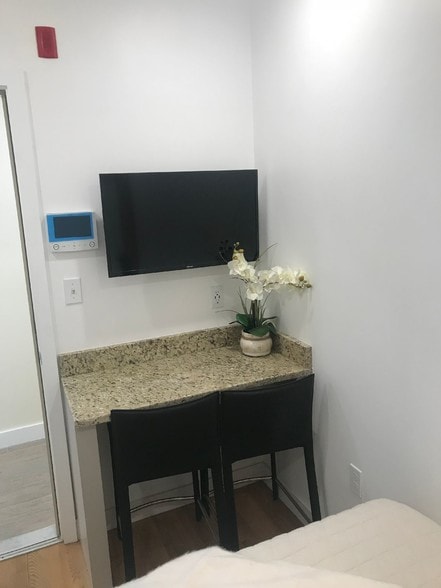 Building Photo - 21 5th St