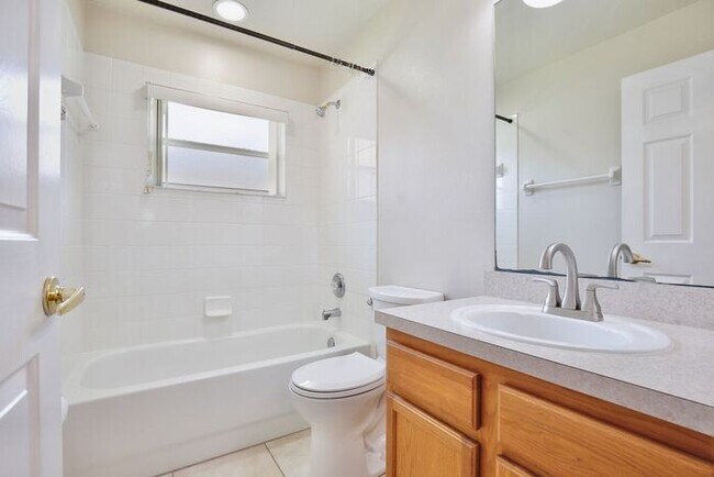 Building Photo - Beautiful 4/2 Pool Home with a Covered Pat...
