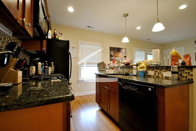 Building Photo - 9/1 Renovated 4BR/2BA near Oak Sq, Mass Pike, Brighton Ctr!