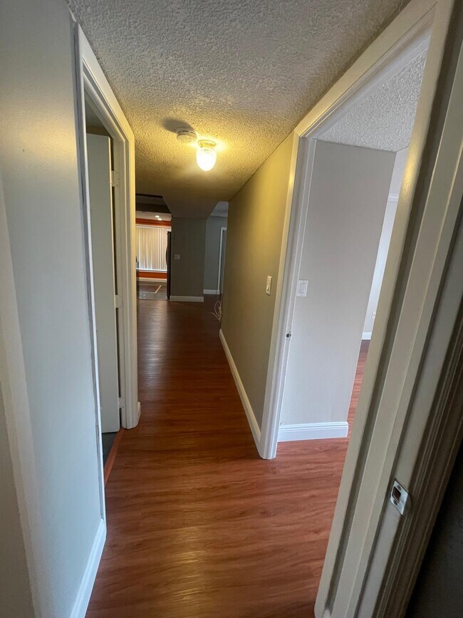 Building Photo - 4156 Inverrary Dr