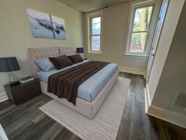 Building Photo - Refreshed 3BR/1BA Cozy Home with Porch & Fenced Yard!