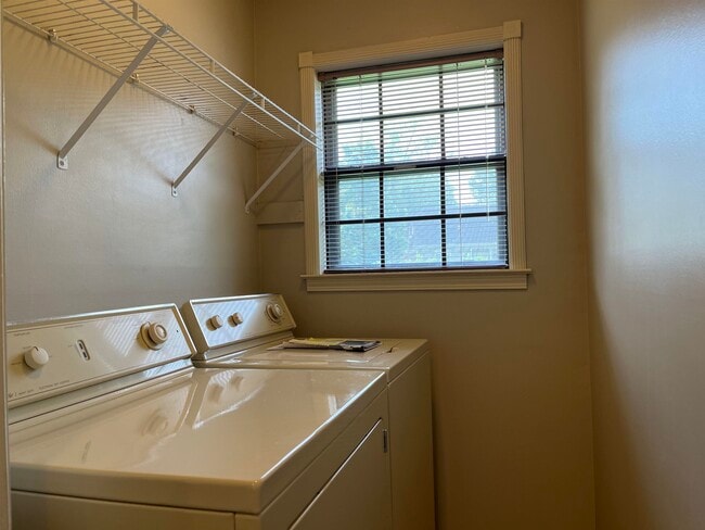 Building Photo - 1800 Allenby Rd