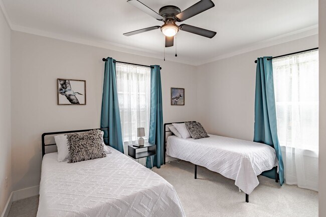 Building Photo - Stylish 3 Bedroom Bungalow near NAS and Be...