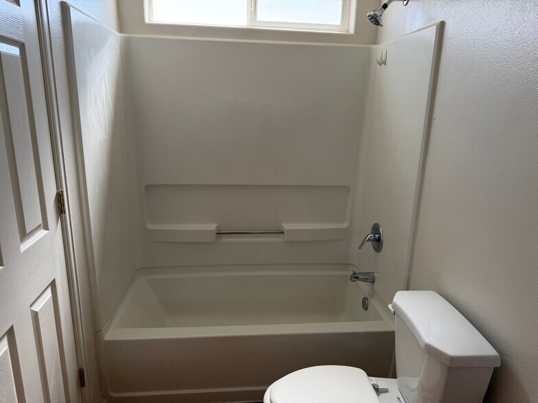 Main bath - 3178 D 1/2 Rd