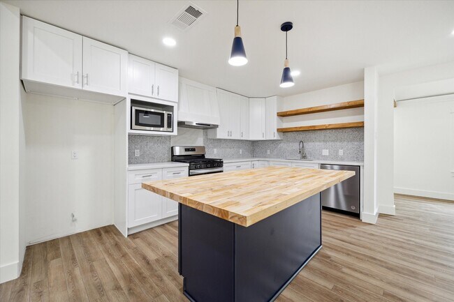 Building Photo - 9319 Carousel Ln