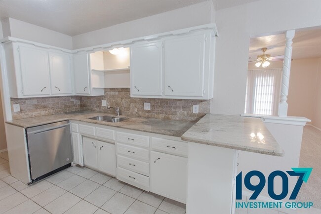 Building Photo - 1127 Berwyck Dr