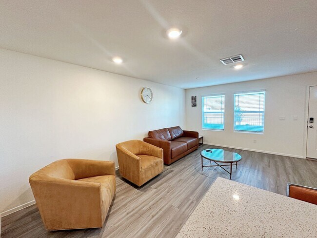 Building Photo - 1 MONTH FREE RENT* 3 BEDROOM TOWNHOUSE LOCATED IN INSPIRADA