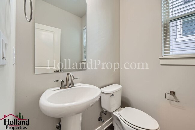 Building Photo - ** NEW PRICE ** Gorgeous 3-Bed Hillsboro Home with a Fenced Yard!