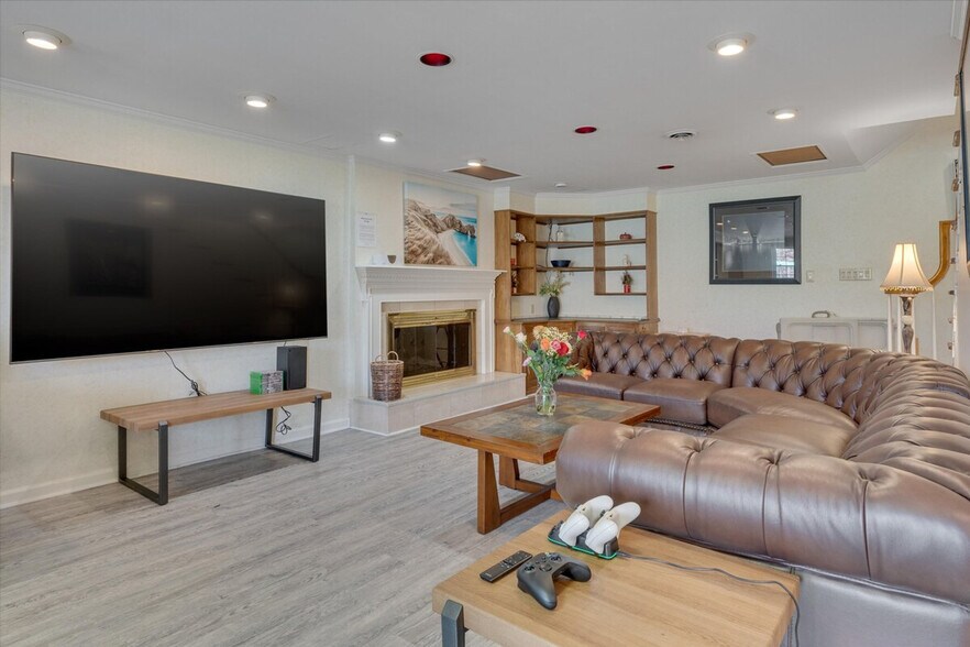 Building Photo - 1016 Shalimar Dr