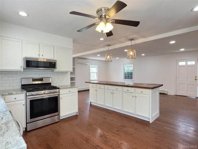 Building Photo - 18 Bayles Ave