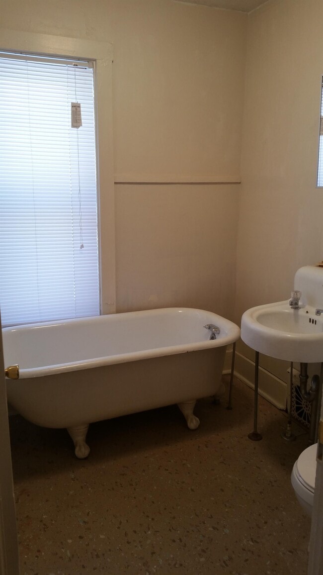 Building Photo - 702 N 6th St