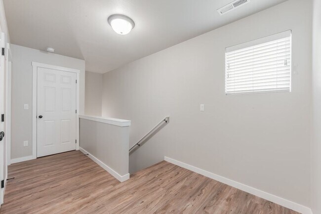 Building Photo - Townhome 3 bed 2.5 bath