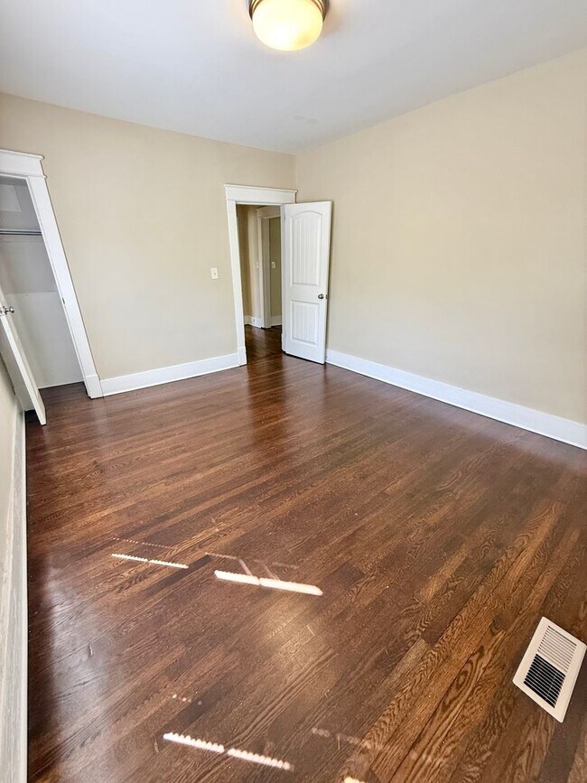 Building Photo - Gorgeous 2 BR bungalow in the newly hip 37...
