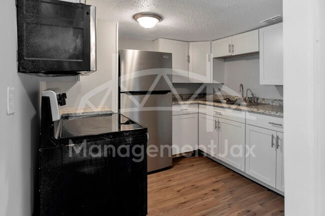 Building Photo - 1044 W 28th St