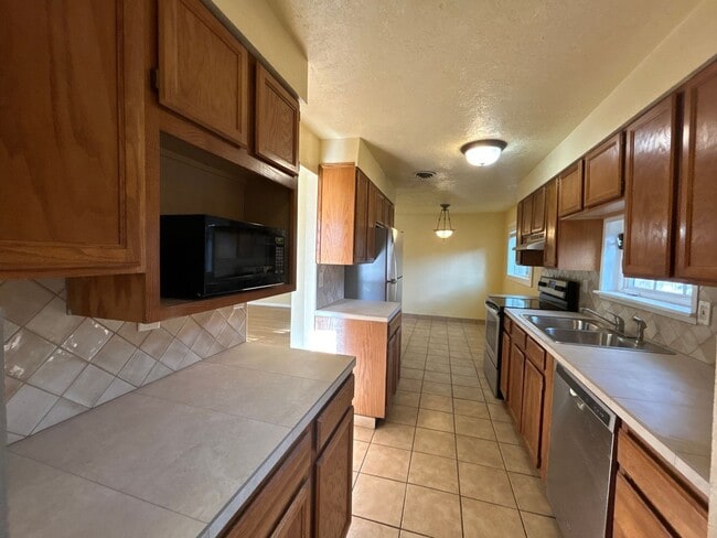 Building Photo - Downtown Redmond Charm 3 Bedroom / 1 Bath