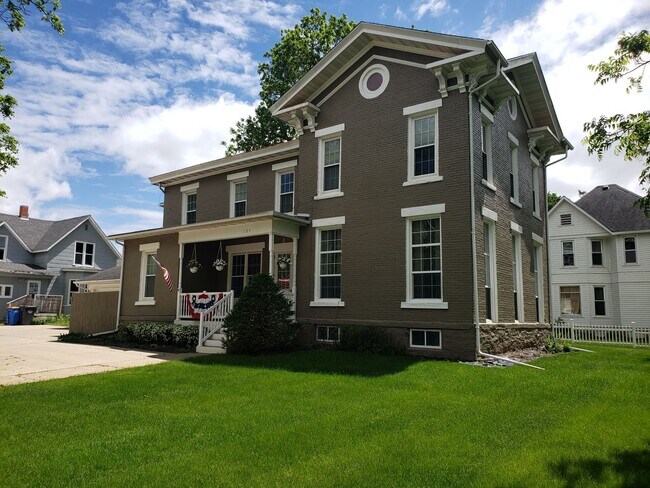 Building Photo - 1 Bedroom 1 Bath Upstairs Apartment