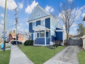 Building Photo - 750 Lake Dr SE