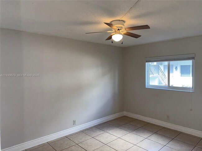 Building Photo - 711 NE 2nd Ave