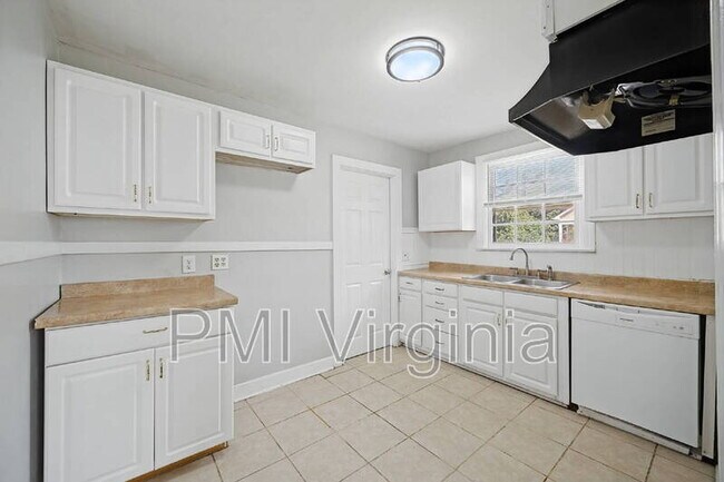 Building Photo - 3841 Chatham Cir