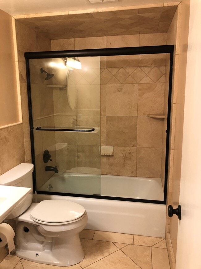 Building Photo - Great 2 bedroom condo, all utilities inclu...