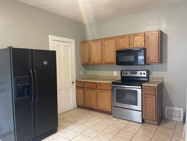 Building Photo - 4 Bedroom 2 bath House Available Now!!