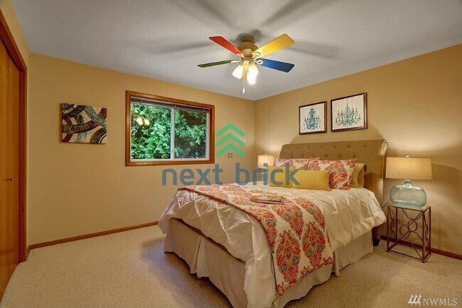 Building Photo - Rare opportunity!! Spacious 3 Bedroom Sammamish Home with 2 bonus rooms, RV Parking & Huge Backyard!