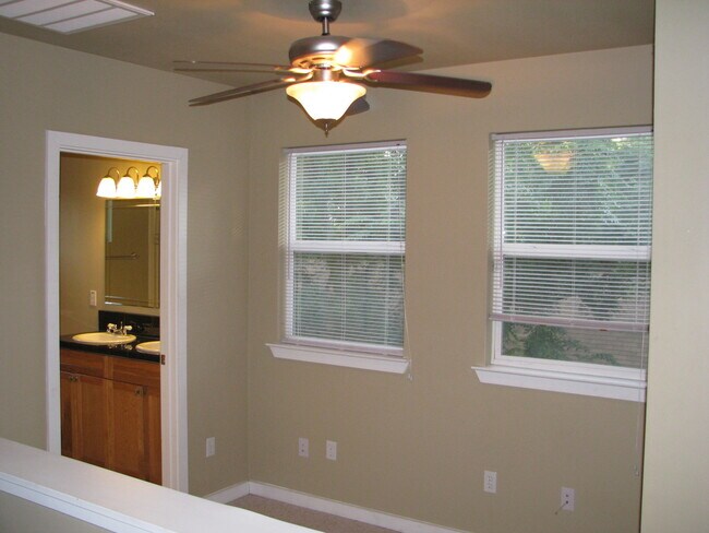 Building Photo - UT PRE-LEASE: North Campus 6 bed / 3 bath Remodel, High-End Kitchen Features SS Appliances, Wood ...