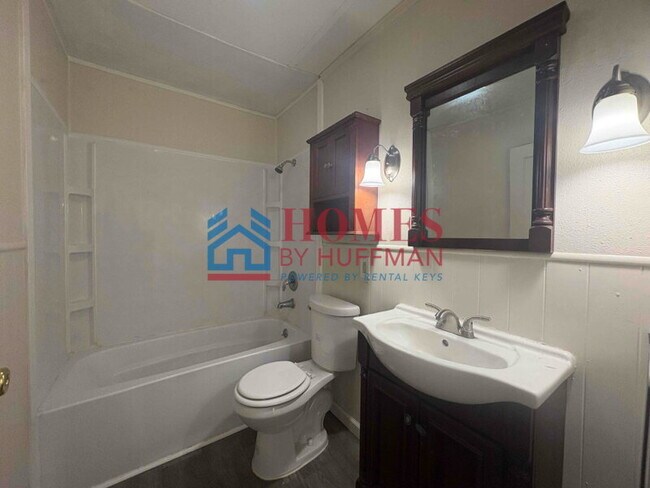 Building Photo - 3 Bedroom Home | 2 Car Detached Garage