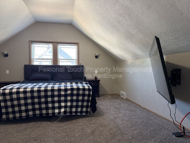 Building Photo - 413 22nd St S