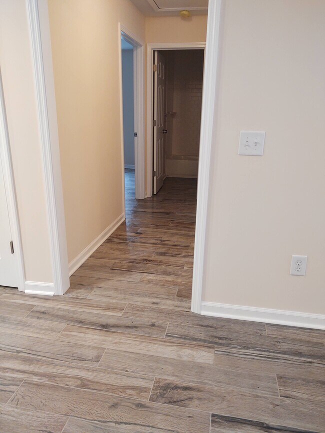 Tile floor entrance to hallway - 230 E Meadowlake Pky