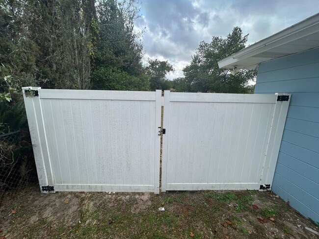 Building Photo - Charming 2-bedroom 1-bath home