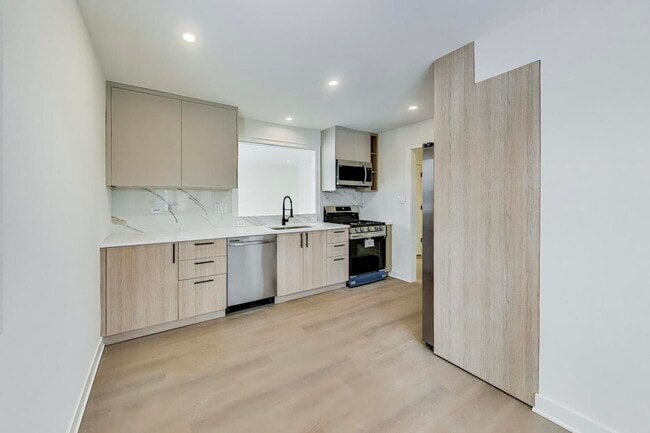 Building Photo - 5028 N Oneida Ave