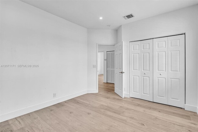 Building Photo - 3433 SW 52nd Ave