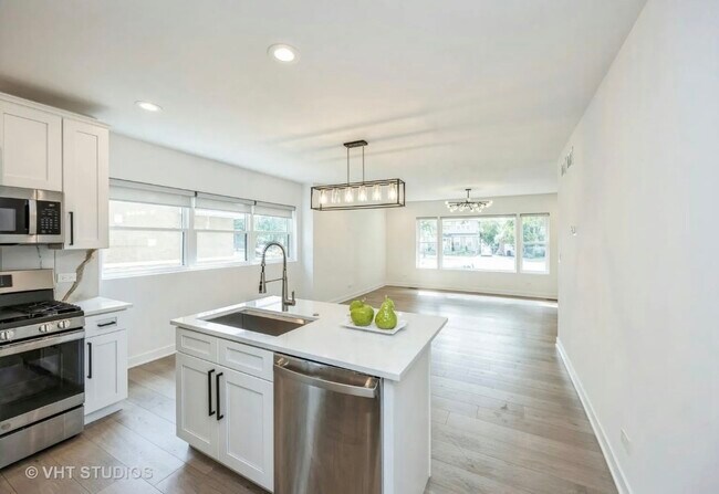 Building Photo - 823 N La Grange Rd