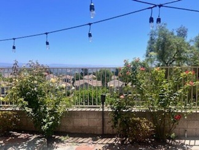 Building Photo - PICTURE PERFECT 2 BR/2 BATH PLUS LOFT  DETACHED HOME IN GATED COMMUNITY