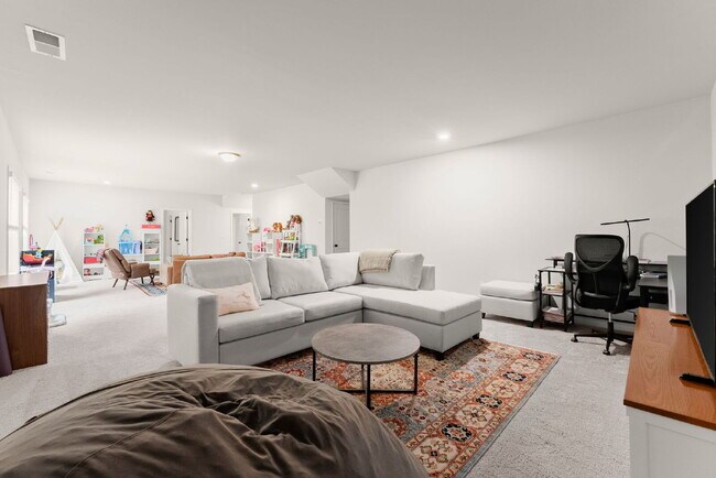 Building Photo - Stunning 6-Bed, 5-Bath home in Hudson Cove!