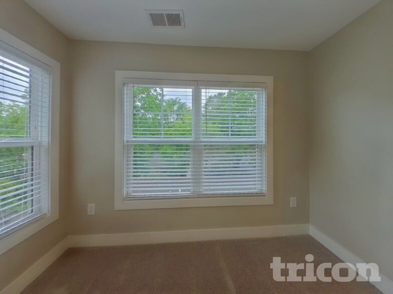 Building Photo - 3047 Ridge Ave