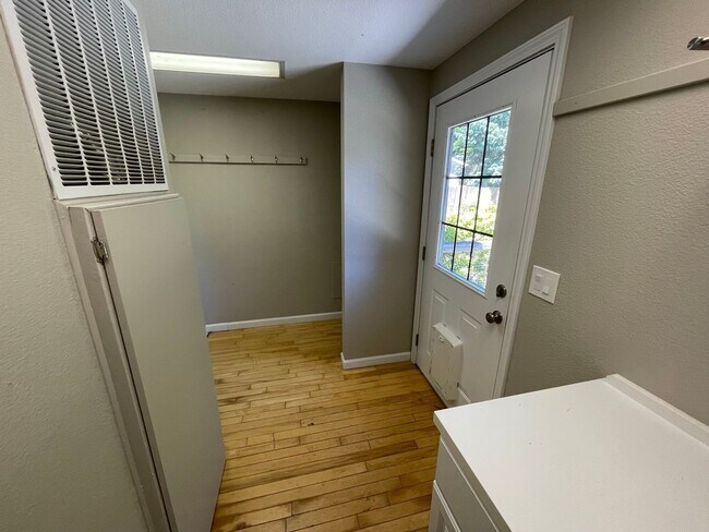 Building Photo - 4113 Kingsway