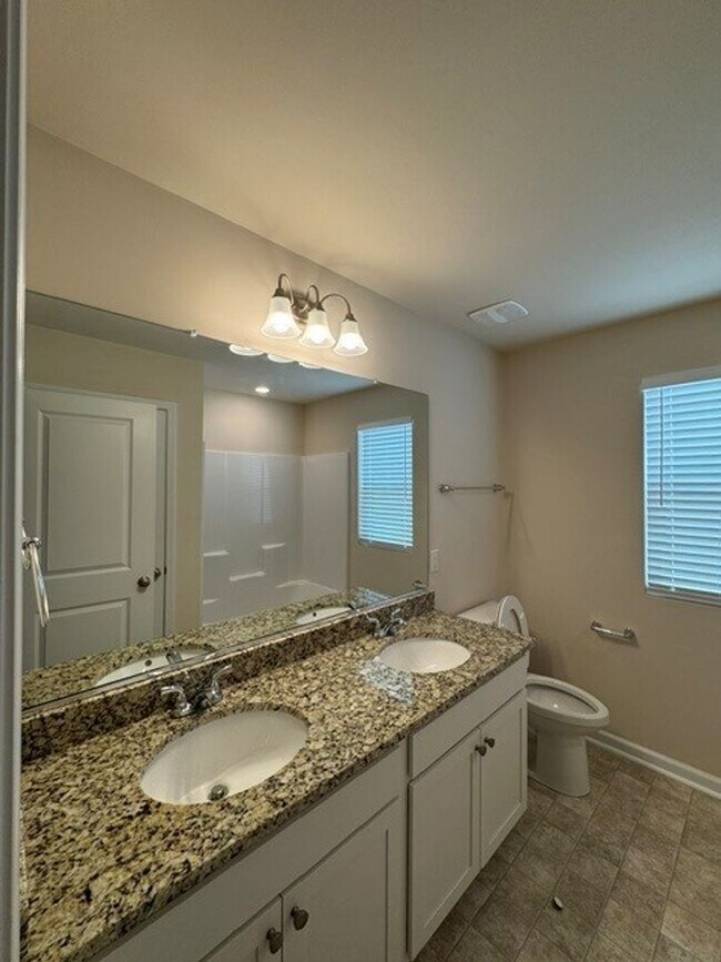 Building Photo - ***** READY TO MOVE IN *****