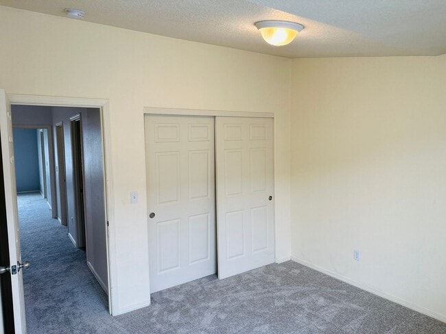 Building Photo - Charming and Updated Townhome in Convenien...