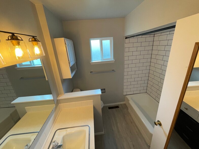 Upstairs Bath 3 - 3011 N Stout Rd