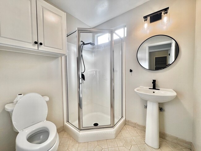 Building Photo - Large Hollister Home in Cul-de-sac