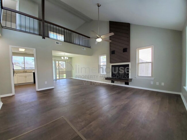 Building Photo - 1553 Beachview Dr