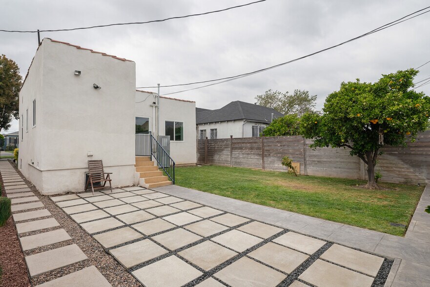 Building Photo - 8936 S Manhattan Pl