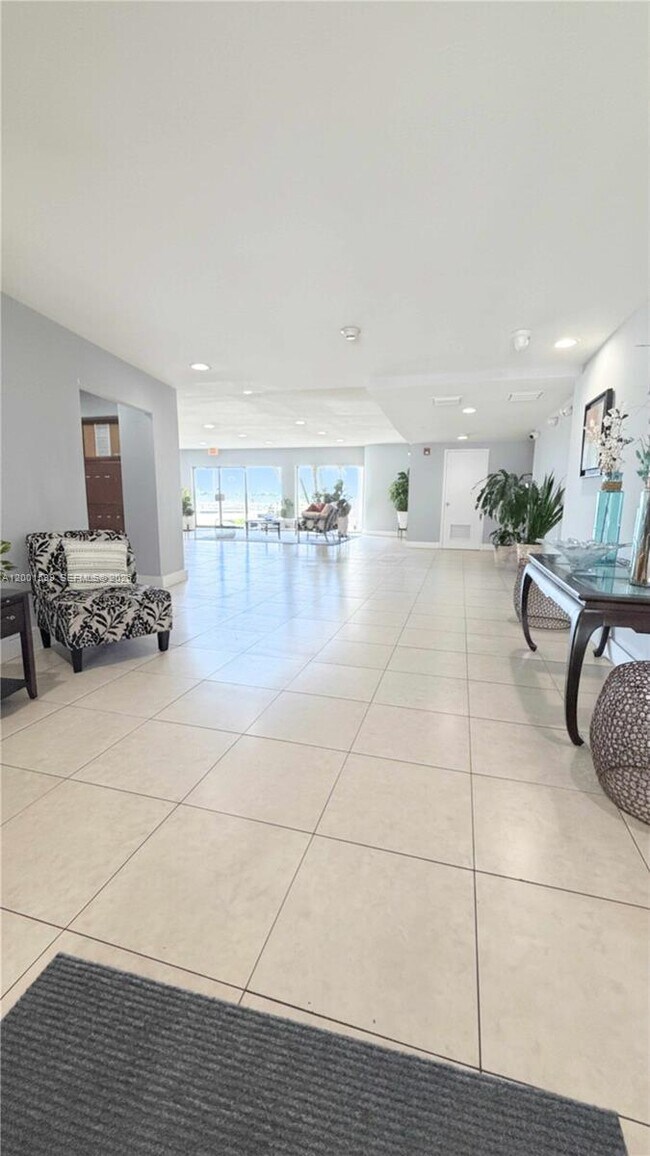 Building Photo - 1880 S Treasure Dr